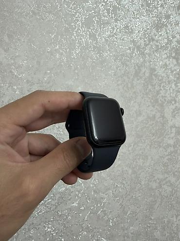 Apple Watch: Apple Watch SE 3— умные часы в темном синим цвете с темно‑синим — 4