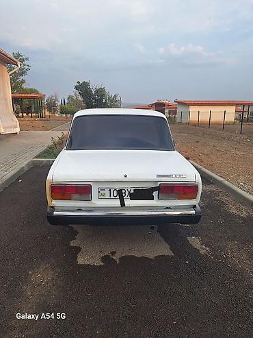 VAZ (LADA): LADA 2107, ağ rəng, sedan kuzov. Texniki xüsusiyyətlər: - — 4