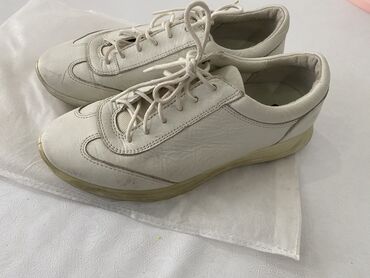 обувь белая: Кроссовка удобная, брала дорого, турецкая