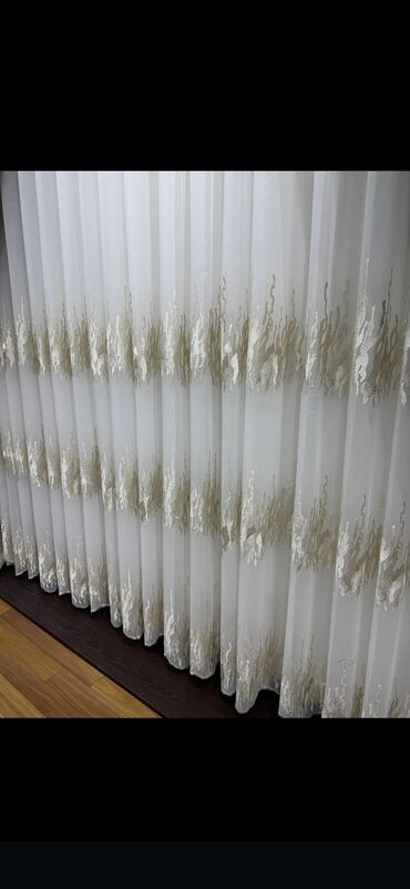 Pərdə və tüllər: Qalın, boz rəngli, zərli naxışlı pərdələr otağa zərif və dəbli bir — 9