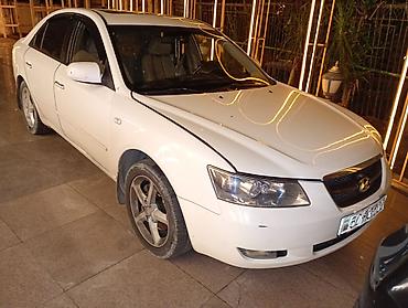Hyundai: Hyundai Sonata sedan – ağ rəng, 4 qapılı, önkapotlu klassik kuzov. - — 1