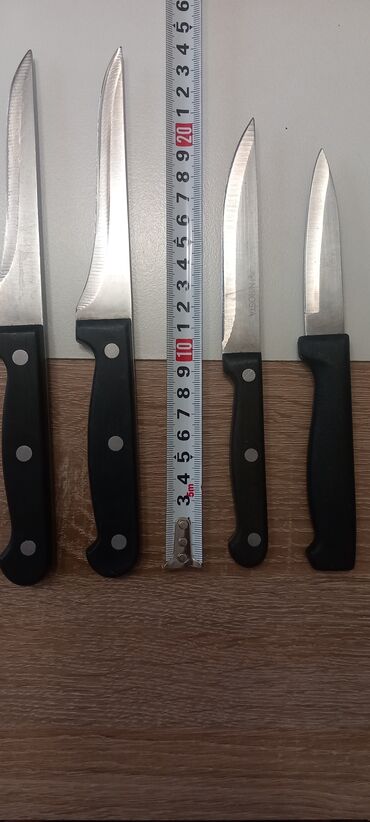 komplet serpe metalac cena: Kuhinjski noževi 4 komada. Cena je za sva 4 noza. Novi Beograd