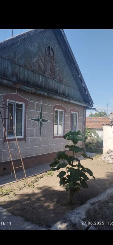 дом бишкек центр: 60 м², 3 комнаты, Парковка, Забор, огорожен