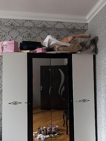 borular: Üç qapılı paltar şkafı - Rəng: ağ və qara kombinasiya - Ön hissə — 2