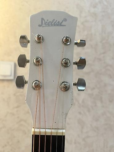 ritmler: Ağ rəngli akustik gitara – DieLsel markası - Korpus: dreadnought — 6