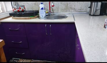 стол в кабинет руководителя: Mətbəx mebeli dəsti - Alt dolablar: bənövşəyi rəngli, parlaq fasadlı