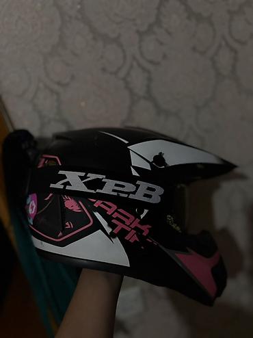 cross moto: Kross/enduro üslubunda motosiklet kaskı. Dizaynı qara, çəhrayı və ağ — 1