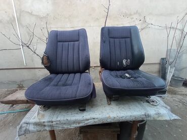 Podveska, xodovoy hissələri: İki ədəd tünd göy rəngli avtomobil oturacağı. Oturacaqlar parça