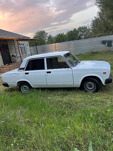 lada kalina: VAZ 2107 sedan – ağ rəng, 4 qapı, arxaötürücülü klassik model — 2