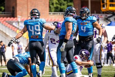 цепь золотая: American football uniform