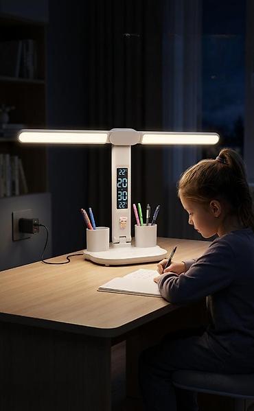 Çoxfunksiyalı LED masa lampası. - Geniş, açılan LED işıq paneli –