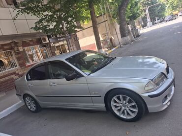 запчасти бмв е70: Gümüşü rəngli, dördqapılı BMW E46 sedan. Avtomobilin qabaq hissəsində