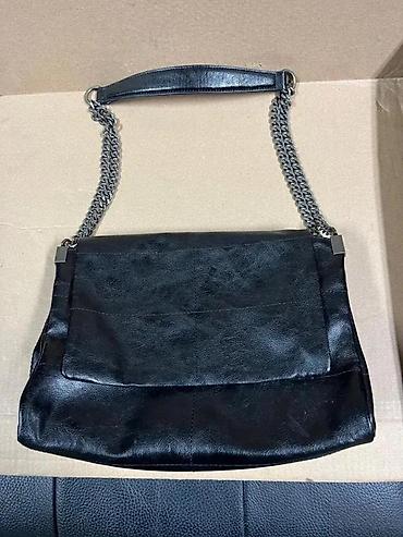 Modni rančevi: Crna ženska torba preko ramena - Materijal: veštačka koža (sjajan — 2