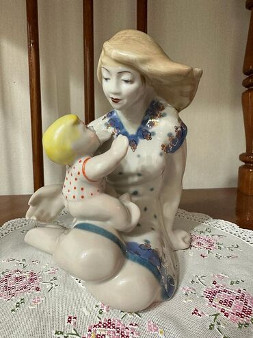 Наборы посуды: Фарфоровая статуэтка "Материнство" 1970 гг. 
Высота 17 см