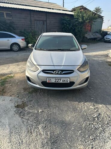 купить маленькую машину недорого: Hyundai Solaris: 2013 г., 1.6 л, Автомат, Бензин, Седан