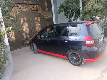 домкрат для автомобиля: Хетчбэк Honda Fit, представленный в синем цвете с красными акцентами