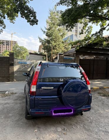 купить машину шевроле: Honda CR-V синего цвета, оснащенная запасным колесом, расположенным на