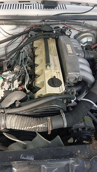 pajero baqaj: Volvo sedan, ağ rəng, klassik küncəl dizaynlı kuzov. - Kuzov: 4 — 3