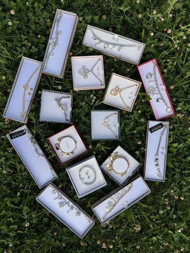 Bijuteriya dəstləri: GUESS brendinə aid zərgərlik aksesuarları dəsti kolleksiyası. - — 7