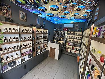 hal hazırda: EMMI Perfumery & Cosmetics – 1972-dən ətir və kosmetika mağazası — 6