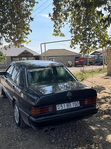 yan güzgülər s: Mercedes-Benz 190 (W201) sedan — qara rəng, 4 qapı. Texniki və dizayn — 5