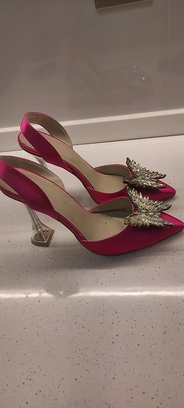 Tuflilər: Qadın geyimi – parlaq çəhrayı satenden açıq arxalı (slingback) — 2