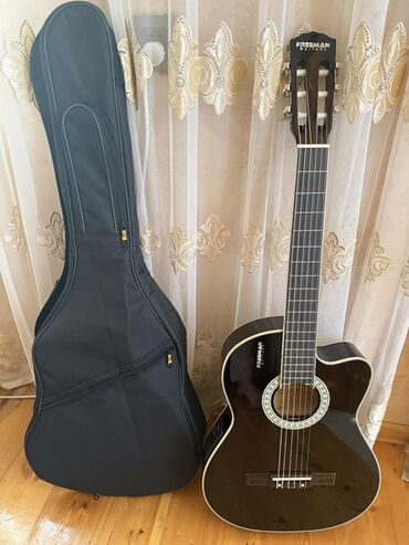 Bentley: Freeman klassik gitara – kəsik korpuslu (cutaway) model. - Rəng: qara