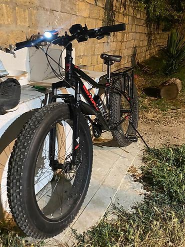 qalin tekerli velosiped: Fatbike tipli dağ velosipedi Xüsusiyyətlər: - Enli, iri protektorlu — 2