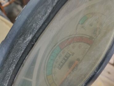 Скутеры: Мопед красного цвета с черными и серыми акцентами. Оснащен передней — 35