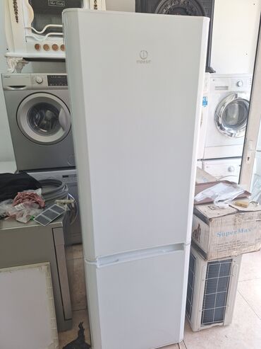 soyducular: İşlənmiş 2 qapılı Indesit Soyuducu Satılır, rəng - Ağ, Təkərli
