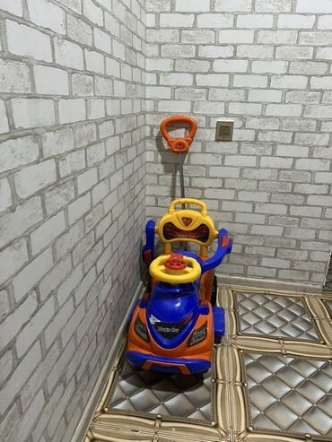 Манежи: Uşaq üçün pedallsız minik maşını (ride-on) – itələmə saplı model -