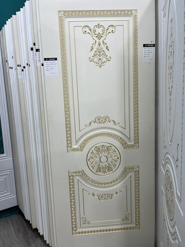 Otaq qapıları: Qızılı ornamentlərlə bəzədilmiş klassik üslubda ağ rəngli qapı. Bu