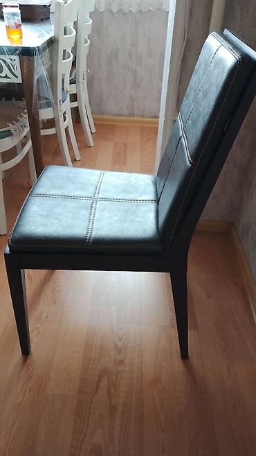 2 ədəd cox möhkəm stul ehtiyac olmadığı üçün satılır ideal