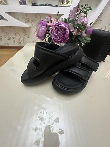 Basanoşka və səndəllər: Qara rəngli uniseks sandal H&M - Modell: qalın platformalı, açıq — 2
