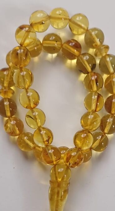 Təsbehlər: Təsbeh – kiçik kəhrəba muncuqlu, şəffaf limon tonlarda.Bütöv — 9