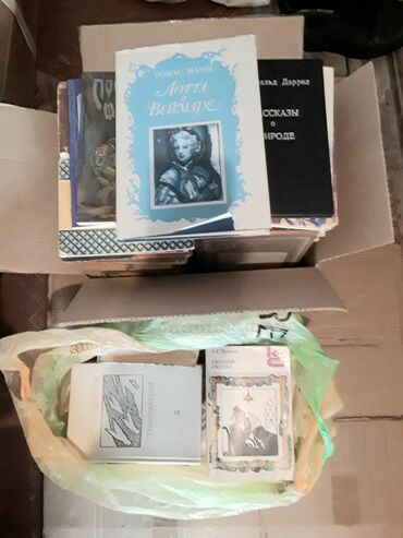 Kitablar, jurnallar, CD, DVD: Kitablar topdan satılır. 50-60 ədəd qalıb. Продаются книги