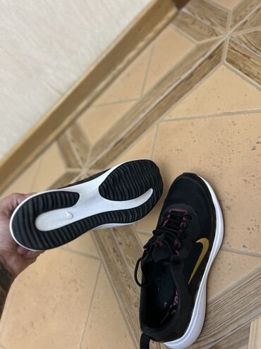 Botinkalar: Salam. Krasovka Nike originaldir. Sekillerde gostermisem. Cox yaxsi