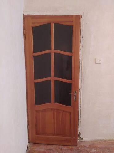 Döşəmə: Şüşəli taxta otaq qapısı - Material: təbii ağac karkas və panellər -