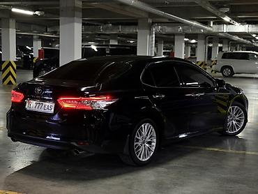 Продажа авто: Toyota Camry: 2018 г., Седан — 3