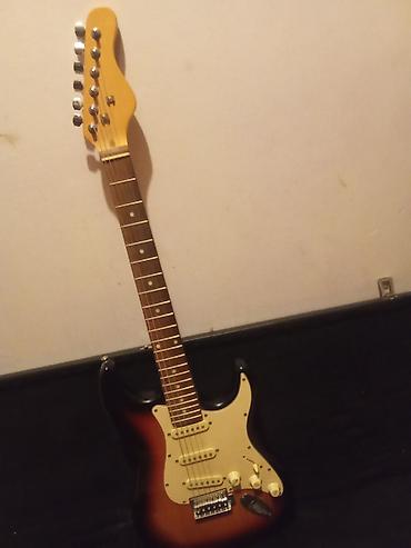 Gitare: Električna gitara tipa Stratocaster u sunburst finišu, sa belim — 7