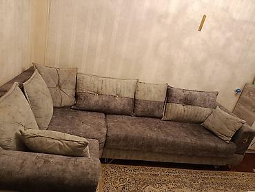 Künc divan – yumşaq toxumalı, boz rəng çalarlarında, geniş oturma