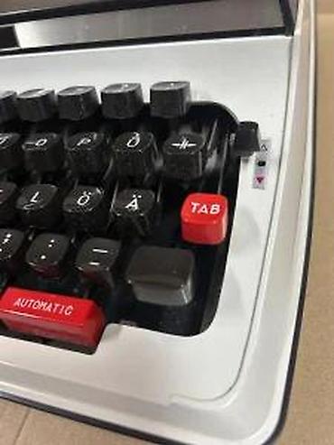 Stari uređaji: Hermes 550 – prenosna mehanička pisaća mašina - Model: Hermes 550 — 17