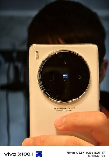 Техника и электроника: Смартфон vivo X100 (белый) - Камеры с оптикой ZEISS и покрытием T* — 1