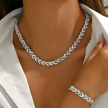 torbe od prevrnute koze: Set za nju 💃
Ogrlica+narukvica 👑
✨️💫Cena seta 2500 din
💋 — 2