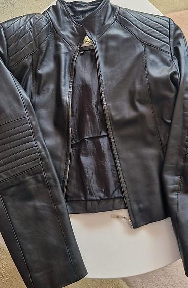 pull and bear jakne: Crna kožna jakna, minimalističkog kroja sa diskretnim moto detaljima — 1