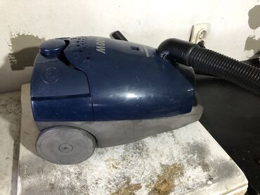 infracrvena lampa za lice: Usisivač Panasonic MC-E7001 snage 1400W. Ovaj model je pogodan za