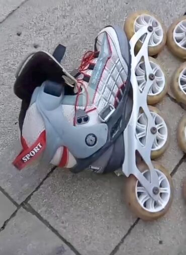 idman kəmərləri: Ağ və qara rənglərdə olan bu rollerbleydlər idman və istirahət üçün