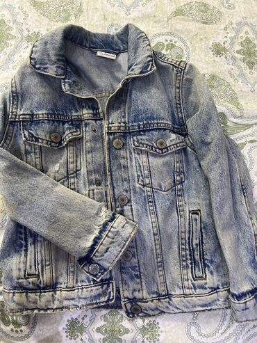 джинсовая куртка новый: Джинсовая курткапочти новая для мальчика или девочки 6 летносили