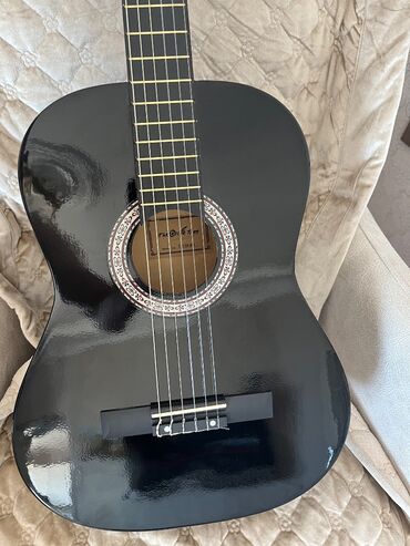 musiqi player: Akustik Gitara, tep tezedi hec islenmeyib tecili satilir( qiymetinden