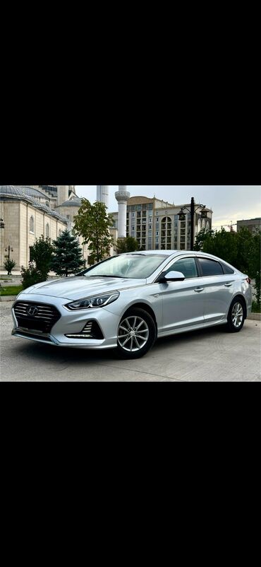 соната 2010 года: Hyundai Sonata, серебристый седан бизнес‑класса. Основные
